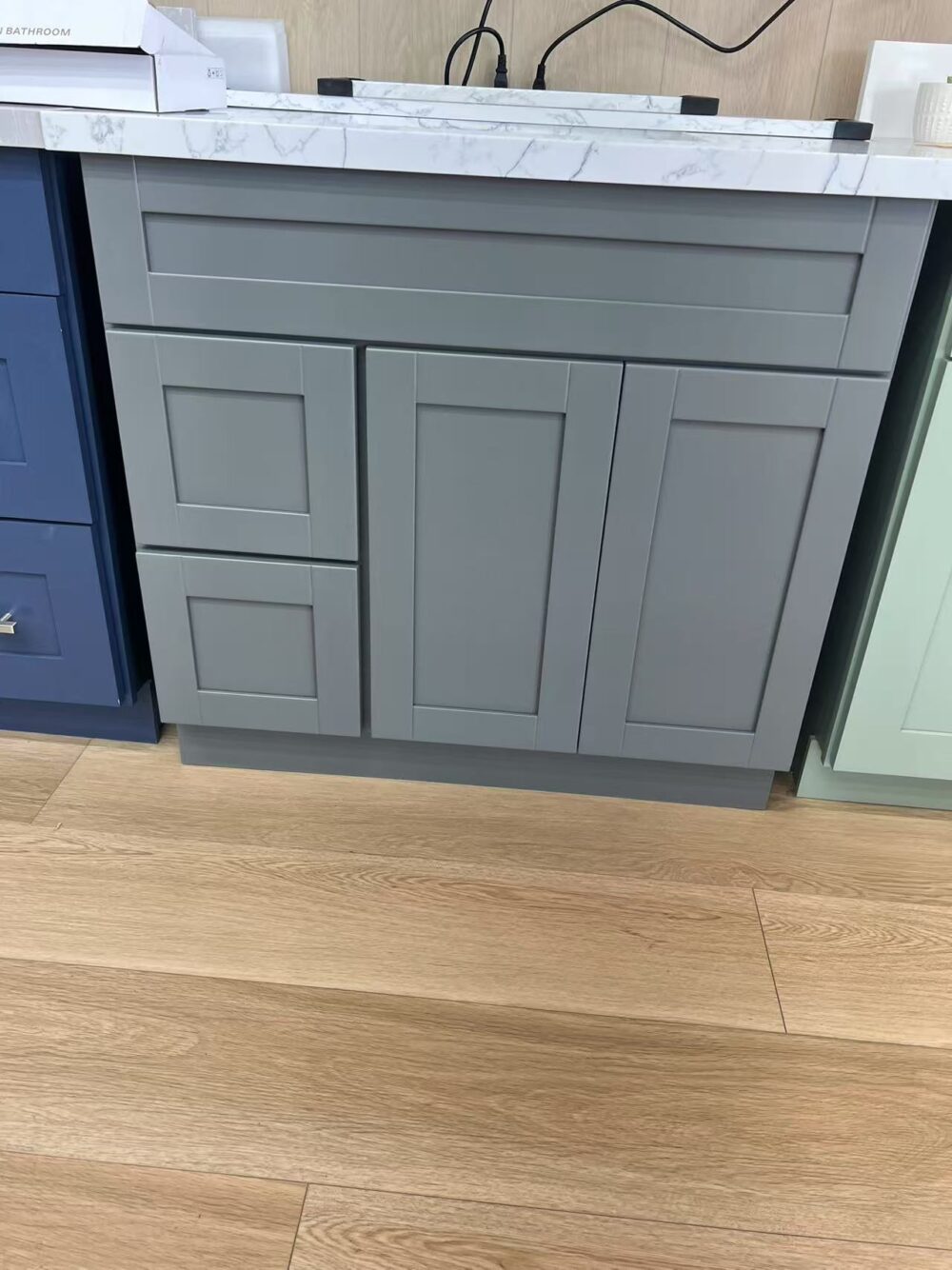 微信图片_2025-08-06_140745_554 36" Matte Grey Shaker Single Sink Bathroom Vanity Base Cabinet